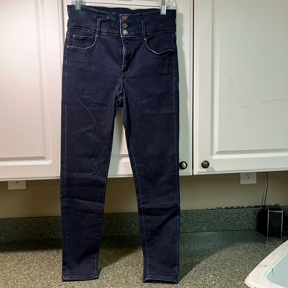 Ann Taylor high-rise skinny jeans.
Size: 6
Color: dark indigo wash